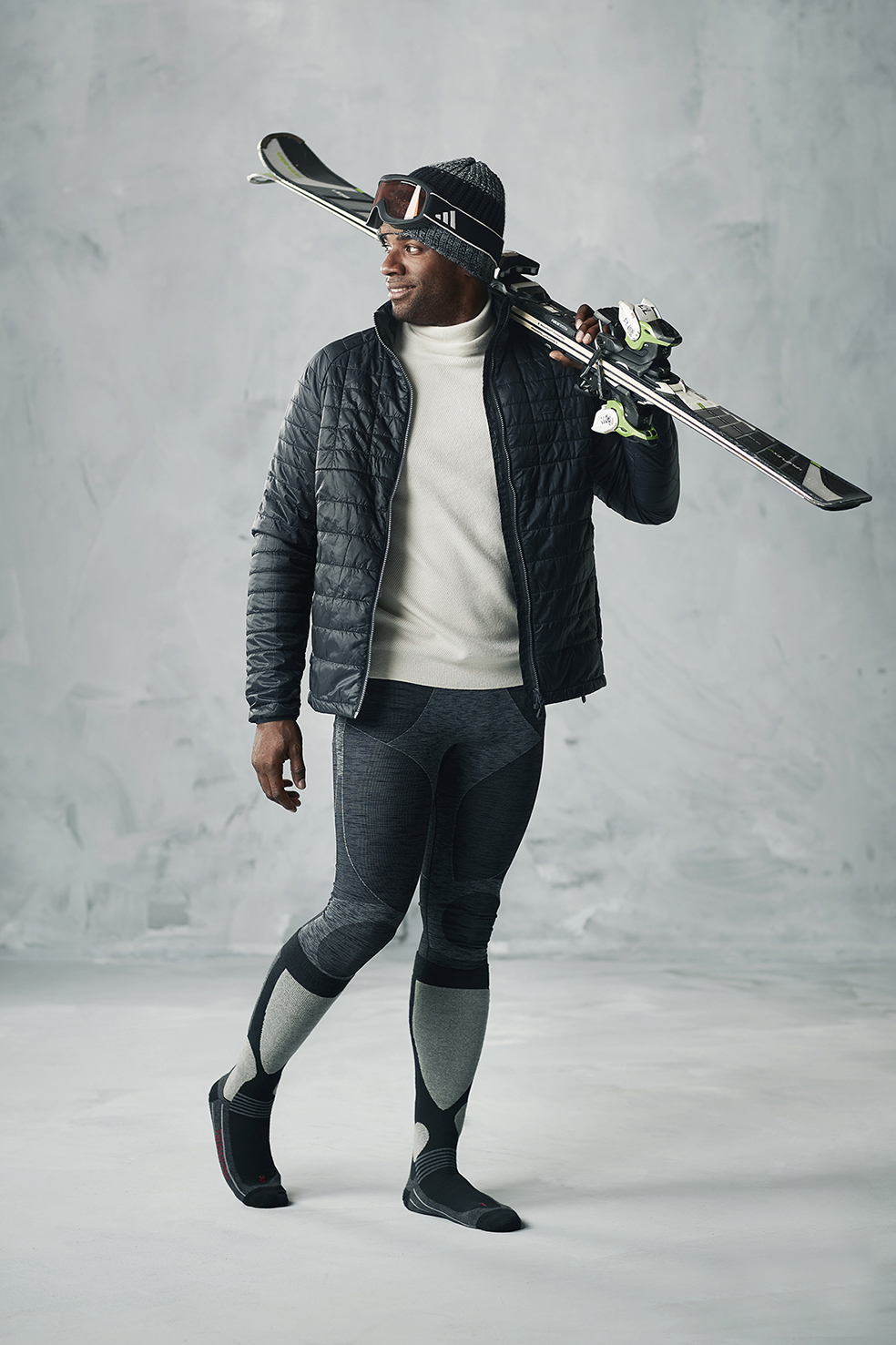Donkere jongen die houd van skiën met zijn skisokken