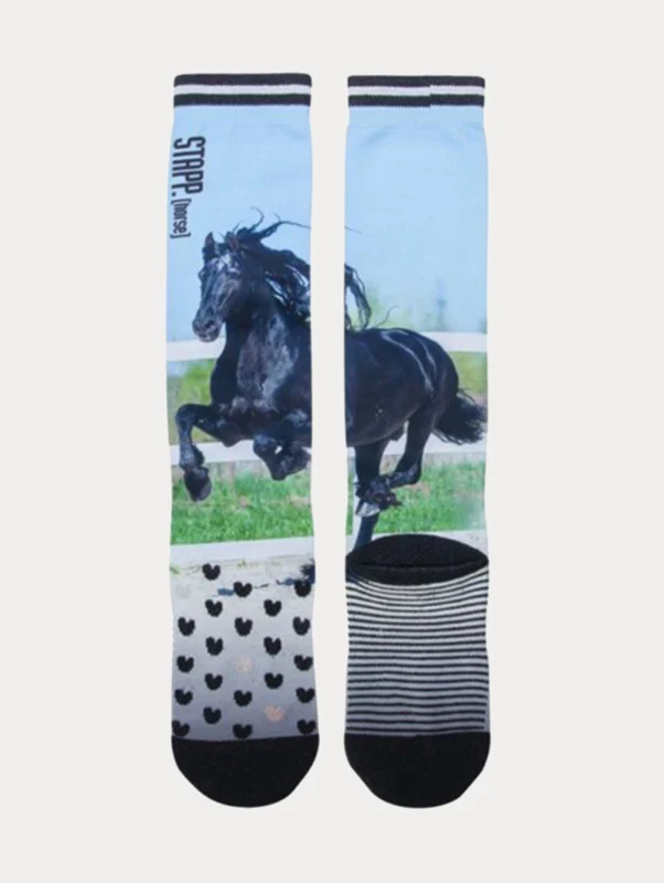 Stijlvolle paardrijsokken van StappHorse met de print van een zwarte paard.